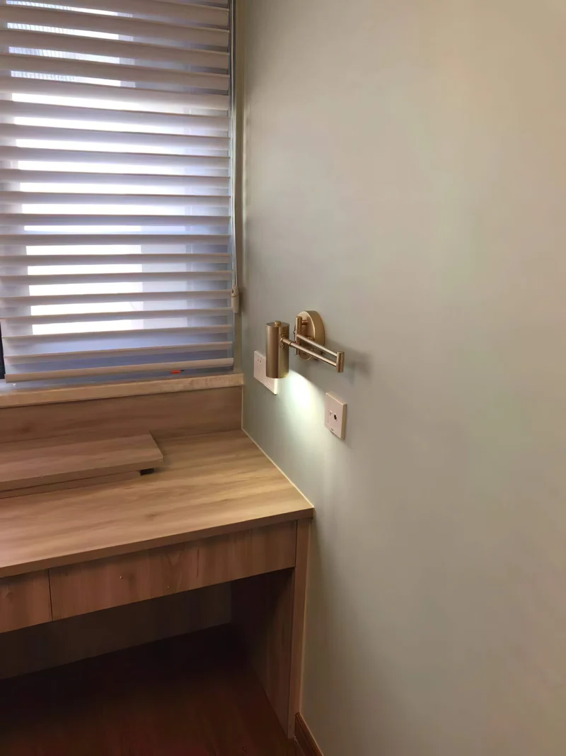 Verstelbare LED Wandlamp van Messing of Zwart Metaal met Draaibare Arm en Cilindrische Spot voor Slaapkamer en Badkamer | Sansoti
