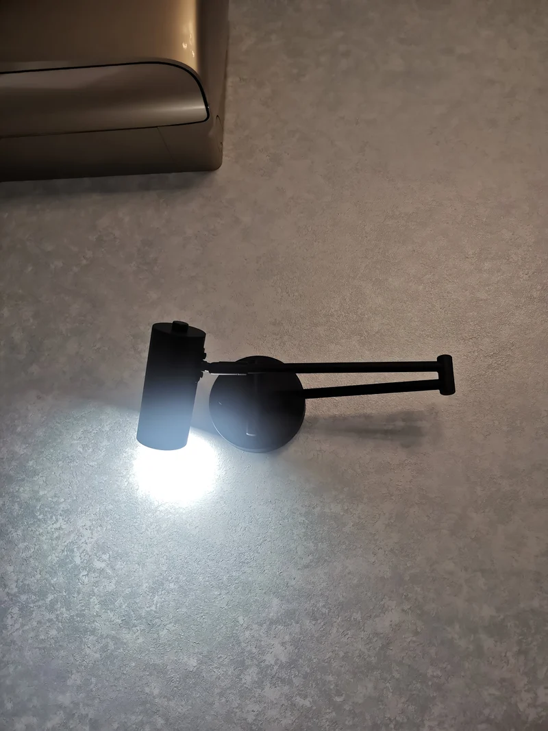 Verstelbare LED Wandlamp van Messing of Zwart Metaal met Draaibare Arm en Cilindrische Spot voor Slaapkamer en Badkamer | Sansoti