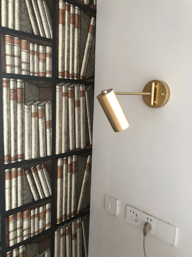 Verstelbare LED Wandlamp van Messing of Zwart Metaal met Draaibare Arm en Cilindrische Spot voor Slaapkamer en Badkamer | Sansoti