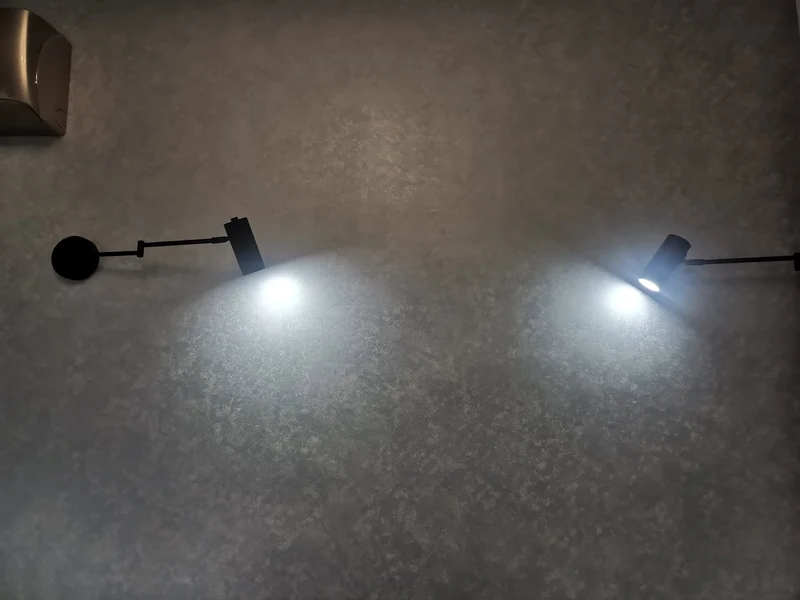 Verstelbare LED Wandlamp van Messing of Zwart Metaal met Draaibare Arm en Cilindrische Spot voor Slaapkamer en Badkamer | Sansoti