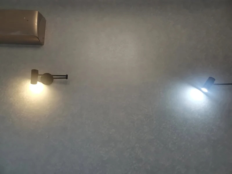 Verstelbare LED Wandlamp van Messing of Zwart Metaal met Draaibare Arm en Cilindrische Spot voor Slaapkamer en Badkamer | Sansoti