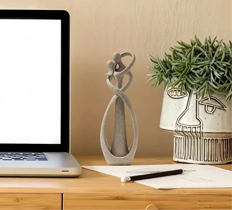 Abstract Liefdesbeeld van Zandsteen – Decoratief Sculptuur voor Interieur | Sansoti