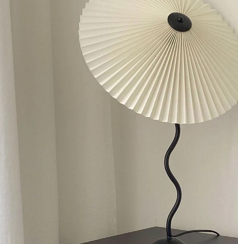 Tafellamp met Golvende Voet en Geplooide Kap – Scandinavisch Accent voor Woonkamer, Gang of Slaapkamer | Zwarte Basis met Beige, Witte, Donkergroene of Zwarte Stoffen Kap | E14 Fitting | Dimbaar met Drukknop | Sansoti