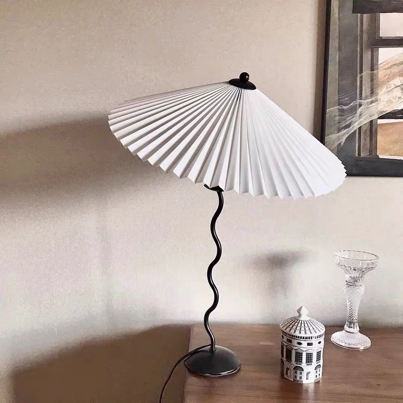Tafellamp met Golvende Voet en Geplooide Kap – Scandinavisch Accent voor Woonkamer, Gang of Slaapkamer | Zwarte Basis met Beige, Witte, Donkergroene of Zwarte Stoffen Kap | E14 Fitting | Dimbaar met Drukknop | Sansoti