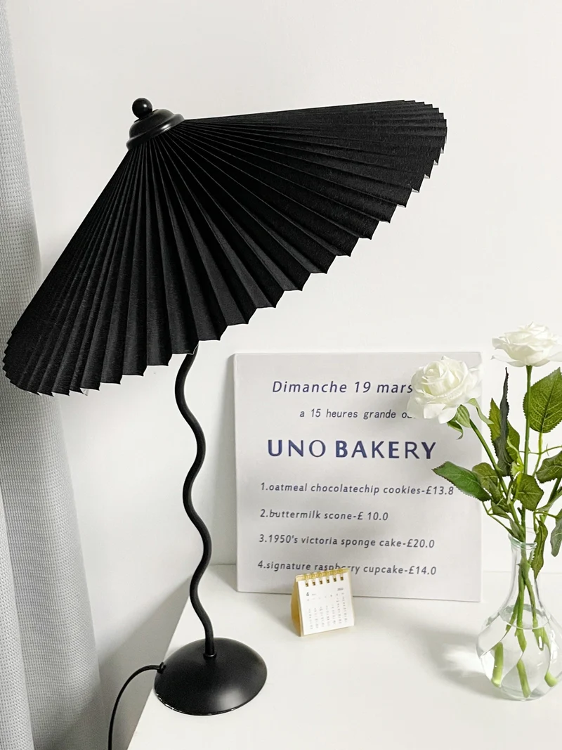 Tafellamp met Golvende Voet en Geplooide Kap – Scandinavisch Accent voor Woonkamer, Gang of Slaapkamer | Zwarte Basis met Beige, Witte, Donkergroene of Zwarte Stoffen Kap | E14 Fitting | Dimbaar met Drukknop | Sansoti