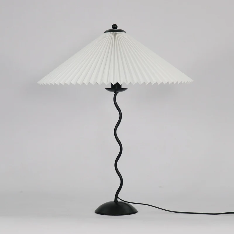 Tafellamp met Golvende Voet en Geplooide Kap – Scandinavisch Accent voor Woonkamer, Gang of Slaapkamer | Zwarte Basis met Beige, Witte, Donkergroene of Zwarte Stoffen Kap | E14 Fitting | Dimbaar met Drukknop | Sansoti