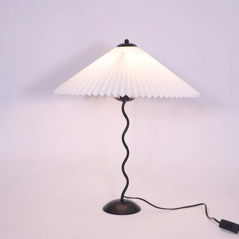 Tafellamp met Golvende Voet en Geplooide Kap – Scandinavisch Accent voor Woonkamer, Gang of Slaapkamer | Zwarte Basis met Beige, Witte, Donkergroene of Zwarte Stoffen Kap | E14 Fitting | Dimbaar met Drukknop | Sansoti