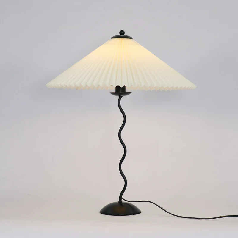 Tafellamp met Golvende Voet en Geplooide Kap – Scandinavisch Accent voor Woonkamer, Gang of Slaapkamer | Zwarte Basis met Beige, Witte, Donkergroene of Zwarte Stoffen Kap | E14 Fitting | Dimbaar met Drukknop | Sansoti