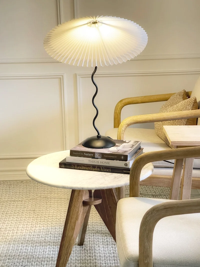 Tafellamp met Golvende Voet en Geplooide Kap – Scandinavisch Accent voor Woonkamer, Gang of Slaapkamer | Zwarte Basis met Beige, Witte, Donkergroene of Zwarte Stoffen Kap | E14 Fitting | Dimbaar met Drukknop | Sansoti