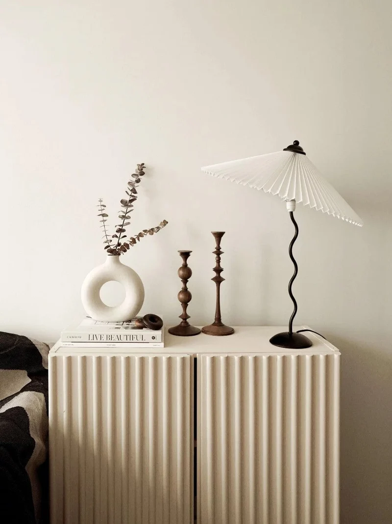 Tafellamp met Golvende Voet en Geplooide Kap – Scandinavisch Accent voor Woonkamer, Gang of Slaapkamer | Zwarte Basis met Beige, Witte, Donkergroene of Zwarte Stoffen Kap | E14 Fitting | Dimbaar met Drukknop | Sansoti