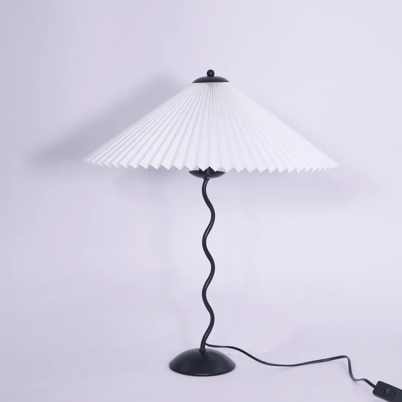 Tafellamp met Golvende Voet en Geplooide Kap – Scandinavisch Accent voor Woonkamer, Gang of Slaapkamer | Zwarte Basis met Beige, Witte, Donkergroene of Zwarte Stoffen Kap | E14 Fitting | Dimbaar met Drukknop | Sansoti