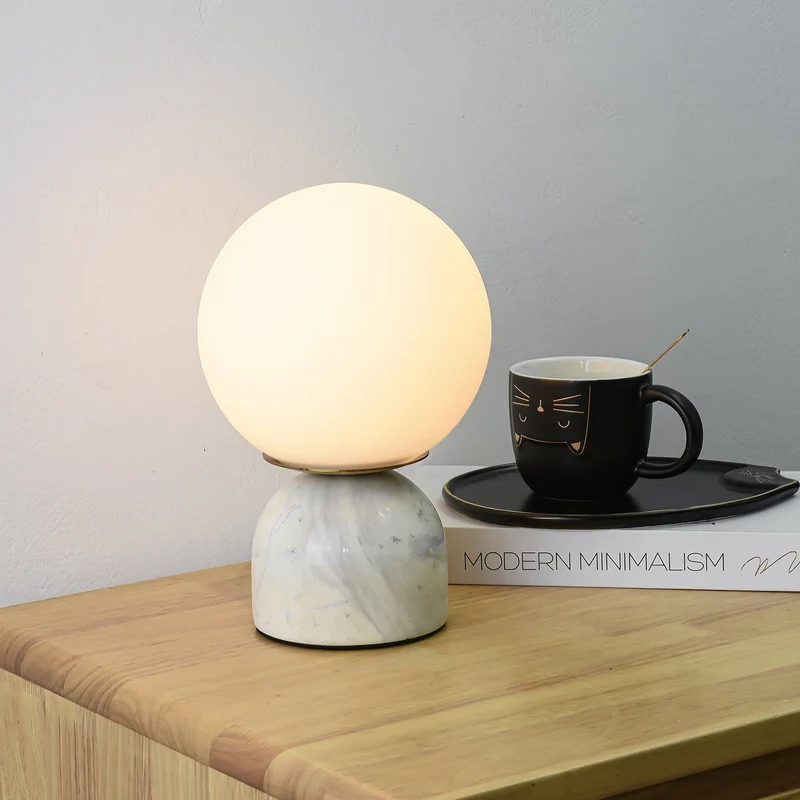 Marmeren Tafellamp met Glazen Bol – Scandinavisch Design voor Sfeervol Accent | Sansoti