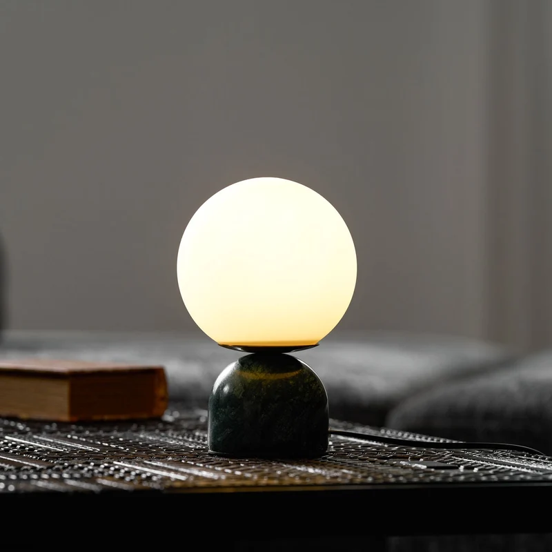 Marmeren Tafellamp met Glazen Bol – Scandinavisch Design voor Sfeervol Accent | Sansoti