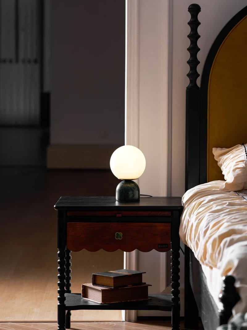 Marmeren Tafellamp met Glazen Bol – Scandinavisch Design voor Sfeervol Accent | Sansoti