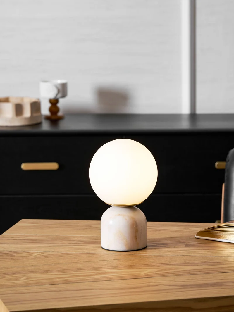 Marmeren Tafellamp met Glazen Bol – Scandinavisch Design voor Sfeervol Accent | Sansoti