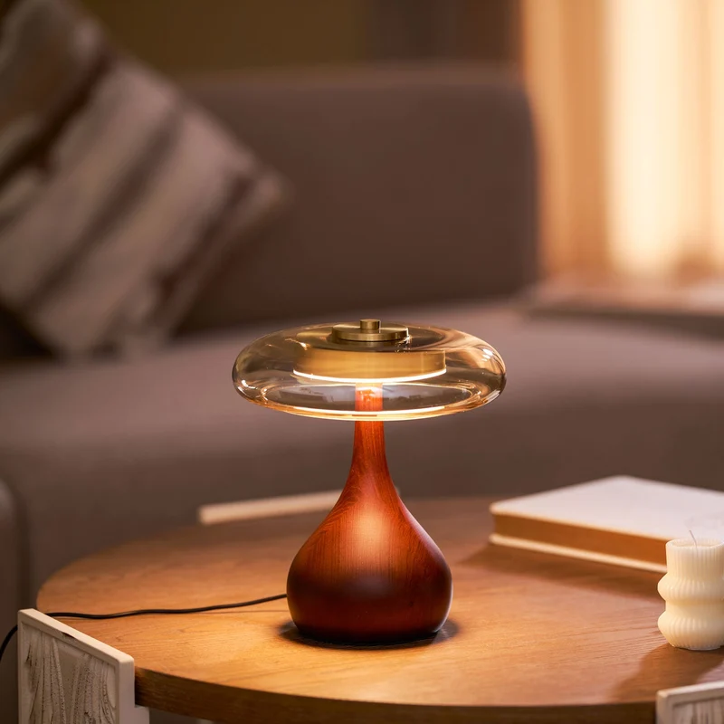 Tafellamp met Gebogen Houten Voet en Amberen Glazen Kap - Modern Scandinavisch Design - Warmwit Licht - Plug-in 150 cm Snoer - ø 8,7" - 2 Hoogtes | Sansoti