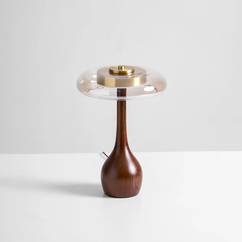 Tafellamp met Gebogen Houten Voet en Amberen Glazen Kap - Modern Scandinavisch Design - Warmwit Licht - Plug-in 150 cm Snoer - ø 8,7" - 2 Hoogtes | Sansoti