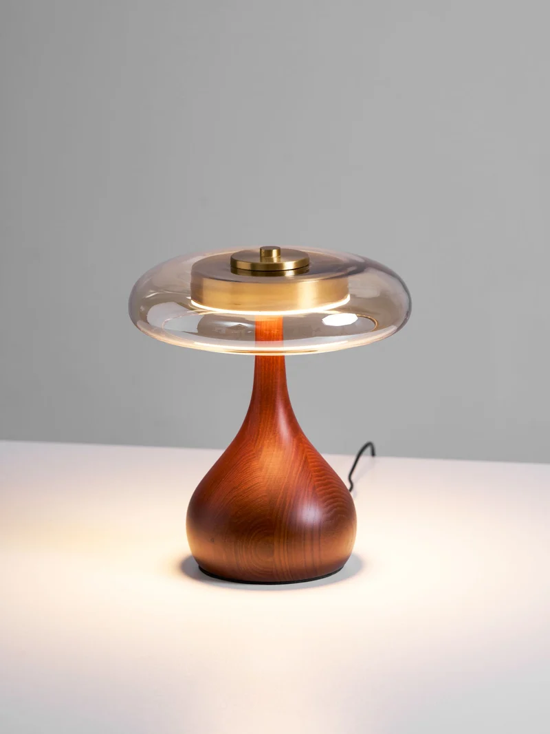 Tafellamp met Gebogen Houten Voet en Amberen Glazen Kap - Modern Scandinavisch Design - Warmwit Licht - Plug-in 150 cm Snoer - ø 8,7" - 2 Hoogtes | Sansoti