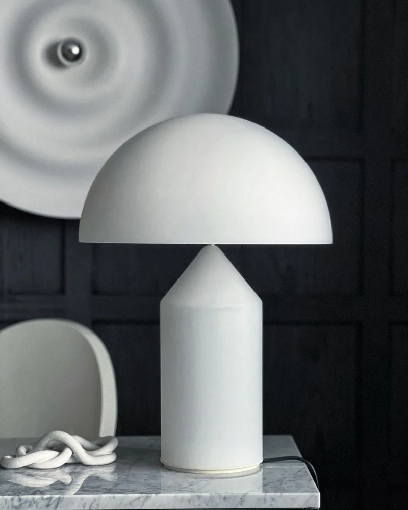 Metalen Tafellamp met Geometrische Vormen — Iconisch Italiaans Design in Twee Maten — Vijf Afwerkingen Verkrijgbaar | Sansoti