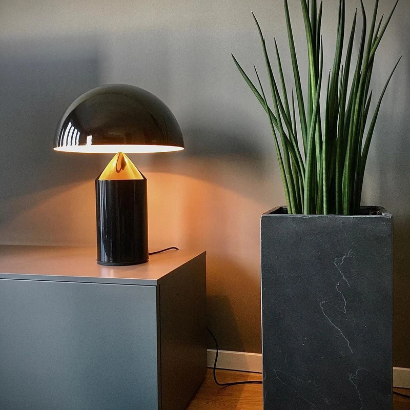Metalen Tafellamp met Geometrische Vormen — Iconisch Italiaans Design in Twee Maten — Vijf Afwerkingen Verkrijgbaar | Sansoti