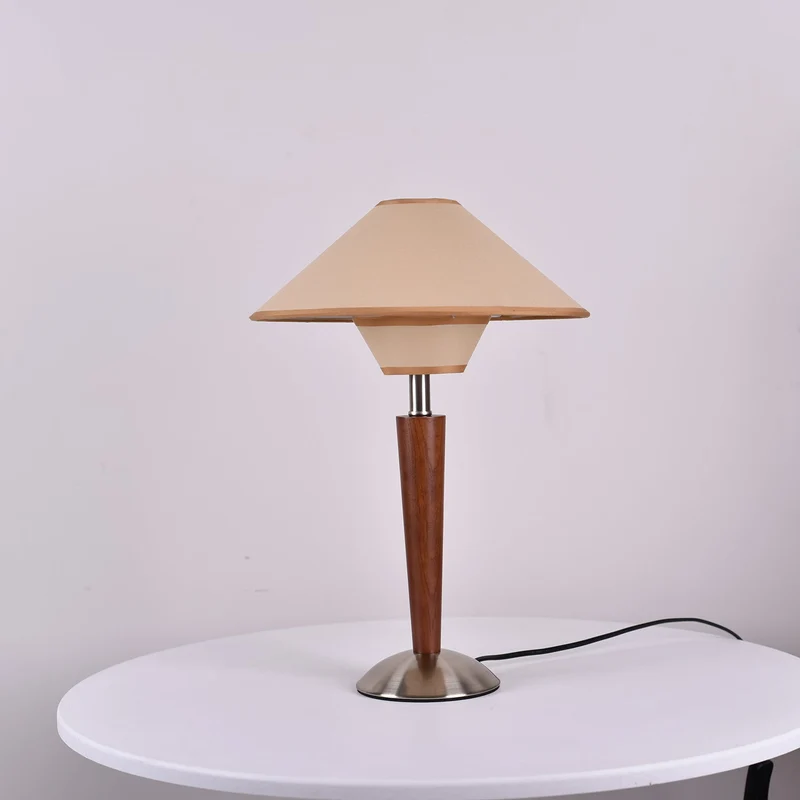 Houten Tafellamp met Stoffen Kap – Walnoot of Nikkel – Warm Modern Design – E26/E27 – Plug-in met Schakelaar | Sansoti