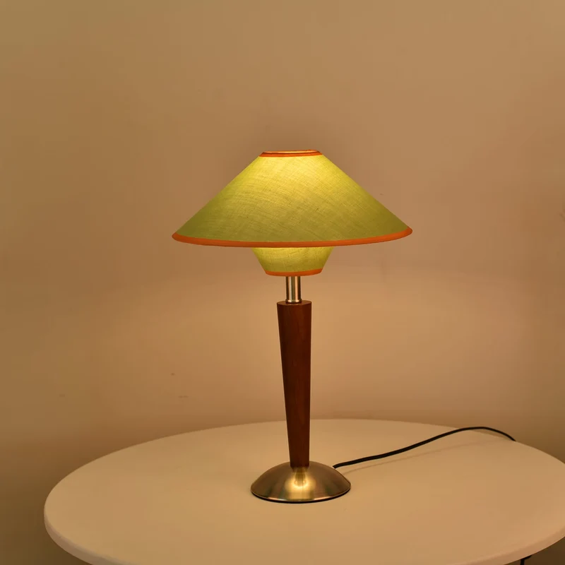 Houten Tafellamp met Stoffen Kap – Walnoot of Nikkel – Warm Modern Design – E26/E27 – Plug-in met Schakelaar | Sansoti