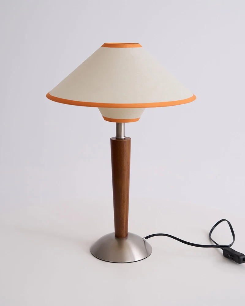 Houten Tafellamp met Stoffen Kap – Walnoot of Nikkel – Warm Modern Design – E26/E27 – Plug-in met Schakelaar | Sansoti