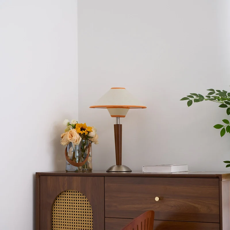 Houten Tafellamp met Stoffen Kap – Walnoot of Nikkel – Warm Modern Design – E26/E27 – Plug-in met Schakelaar | Sansoti