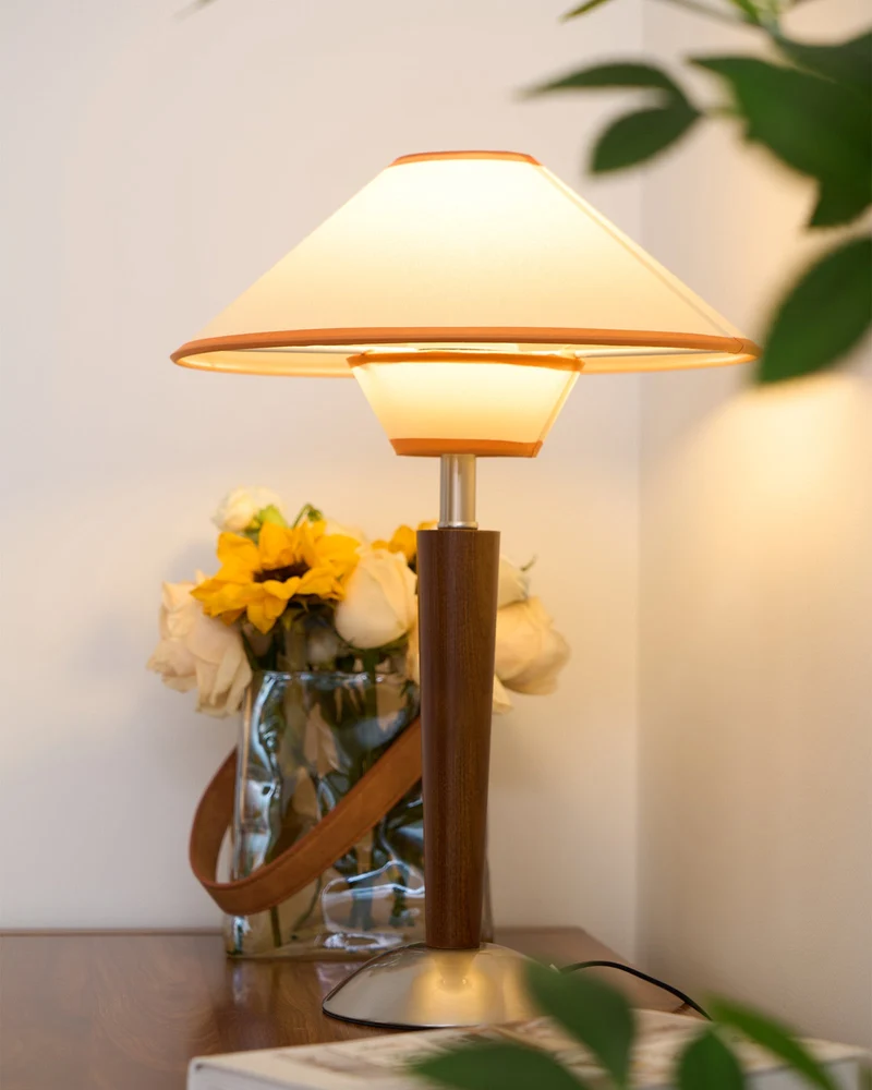 Houten Tafellamp met Stoffen Kap – Walnoot of Nikkel – Warm Modern Design – E26/E27 – Plug-in met Schakelaar | Sansoti