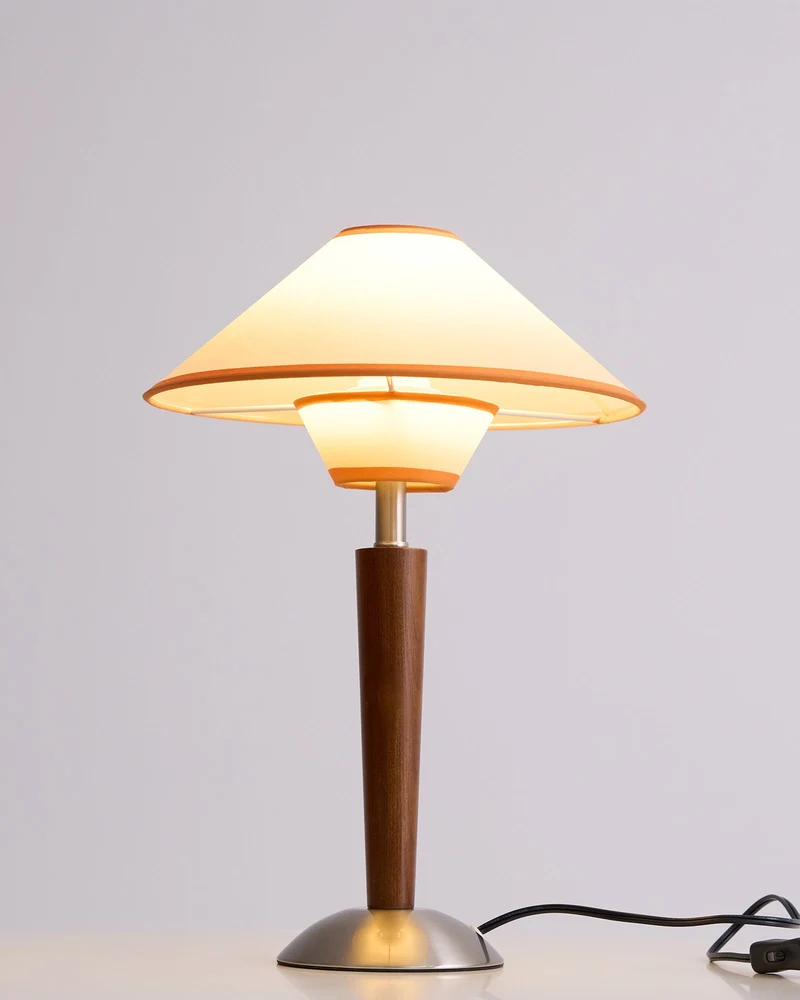 Houten Tafellamp met Stoffen Kap – Walnoot of Nikkel – Warm Modern Design – E26/E27 – Plug-in met Schakelaar | Sansoti
