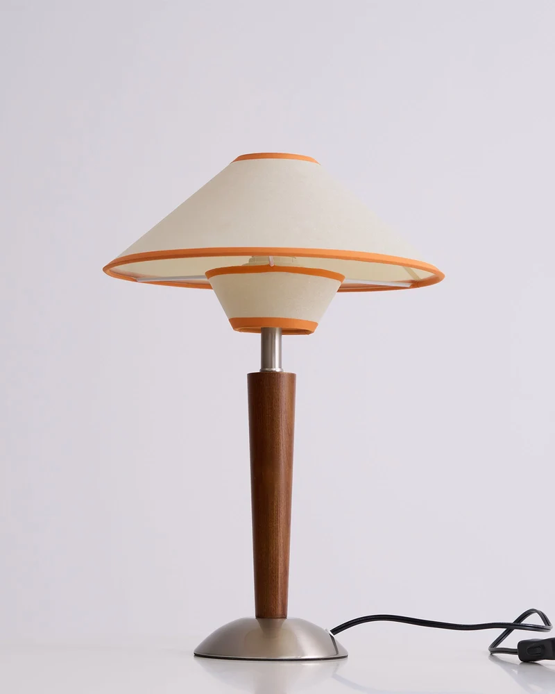 Houten Tafellamp met Stoffen Kap – Walnoot of Nikkel – Warm Modern Design – E26/E27 – Plug-in met Schakelaar | Sansoti