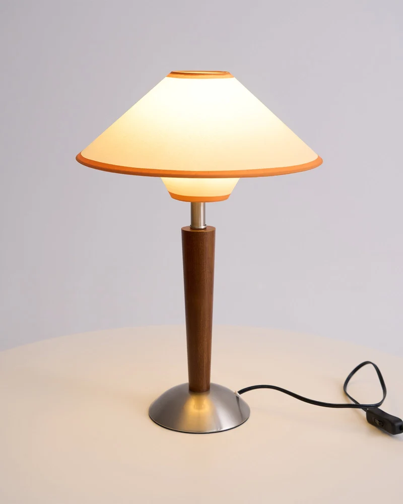 Houten Tafellamp met Stoffen Kap – Walnoot of Nikkel – Warm Modern Design – E26/E27 – Plug-in met Schakelaar | Sansoti
