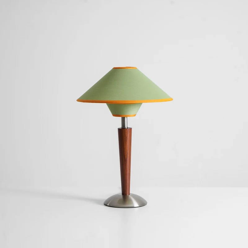 Houten Tafellamp met Stoffen Kap – Walnoot of Nikkel – Warm Modern Design – E26/E27 – Plug-in met Schakelaar | Sansoti