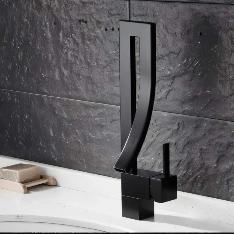 Moderne Design Wastafelkraan Met Open Uitloop En Strakke Geometrie | Sansoti