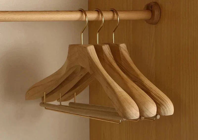Houten Kledinghangers Set van 2 Kamferhout Brede Schouder Anti-Slip Design Duurzame Garderobe-Organisatie | Sansoti