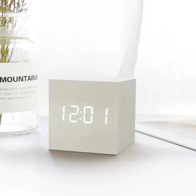 Wekker LED Kubus Houtlook 6x6x6 cm Zwart Nachtkastje Bureau Digitale Klok Met Temperatuur Snooze Geluidsactivatie | Sansoti
