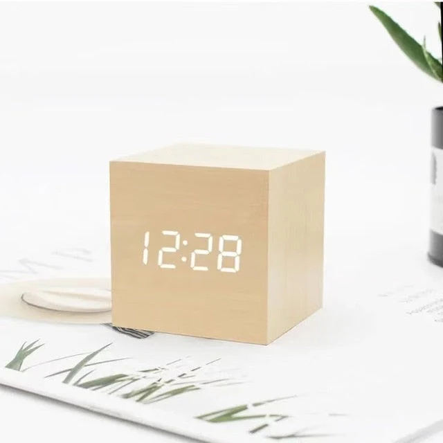 Wekker LED Kubus Houtlook 6x6x6 cm Zwart Nachtkastje Bureau Digitale Klok Met Temperatuur Snooze Geluidsactivatie | Sansoti