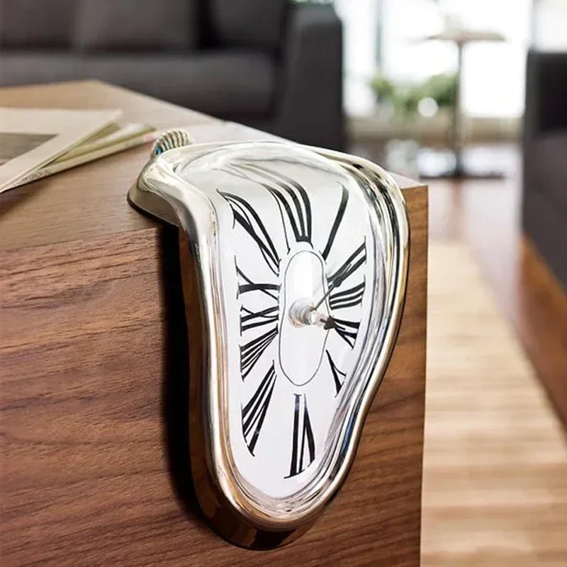 Smeltende Klok Salvador Dali Stijl 18x12x15cm Kunststof Aluminium Surrealistisch Decoratief Uurwerk Plank Tafel Woonkamer Cadeau | Sansoti