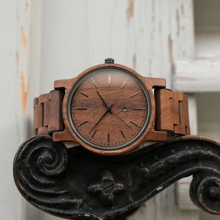 Holzkern Rilke Armbanduhr Nussbaum • Miyota Quarzwerk • Einzigartiges Holzdesign