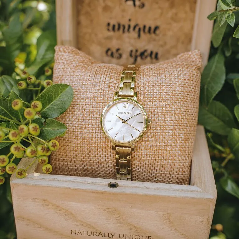 Holzkern Hanwi Damen Armbanduhr • Perlmutt-Zifferblatt • Edelstahl Gold