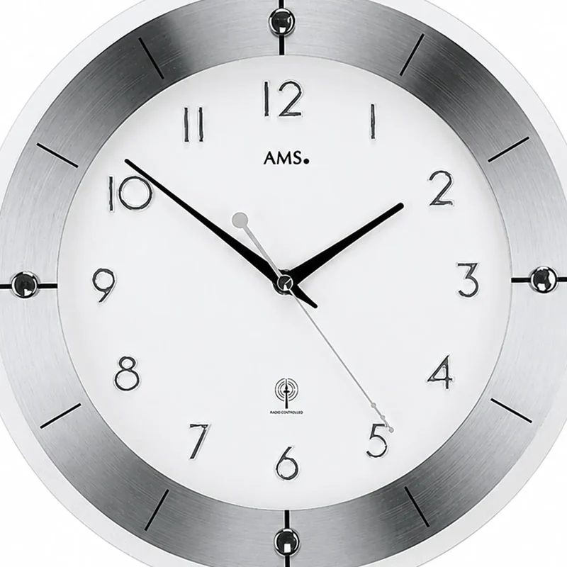 AMS W9448 Wanduhr Silber • Facettiertes Mineralglas • Geschliffenes Aluminium