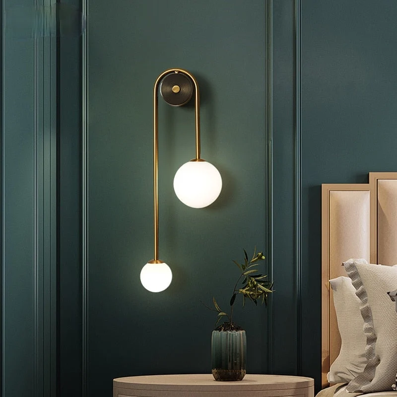Goudkleurige Wandlamp met Wit Glazen Bol – Modern Scandinavisch Design voor Hal & Gang | Sansoti