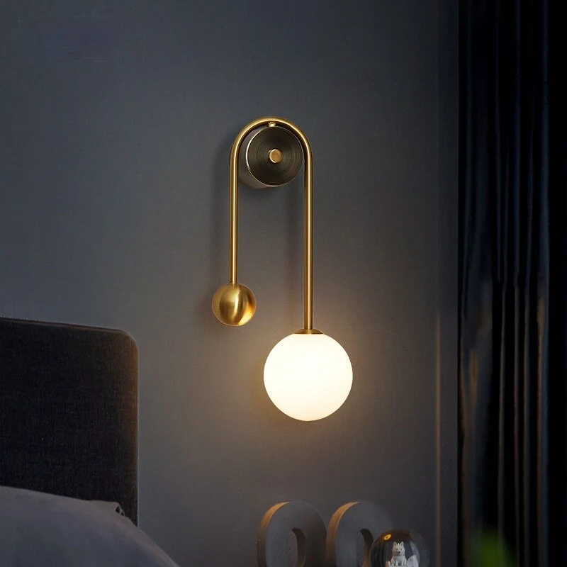 Goudkleurige Wandlamp met Wit Glazen Bol – Modern Scandinavisch Design voor Hal & Gang | Sansoti