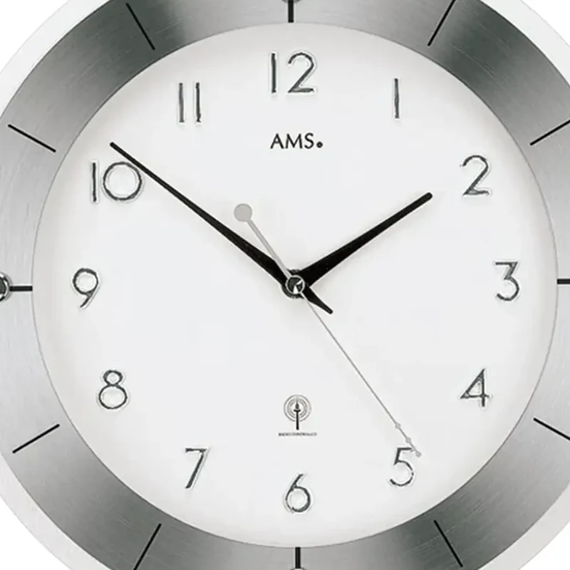 AMS Tauplitz F5848 Wanduhr Silber • Facettiertes Mineralglas • Funk-Uhrwerk