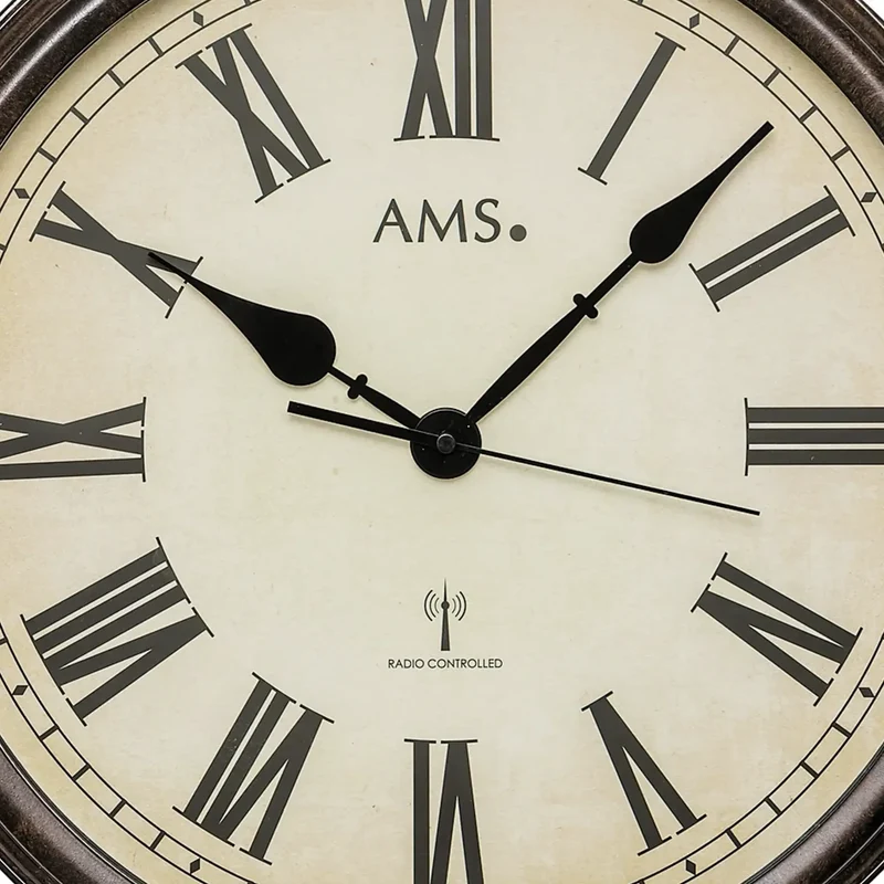 AMS F5977Q Wanduhr Silber • Quarzwerk • Mineralglas