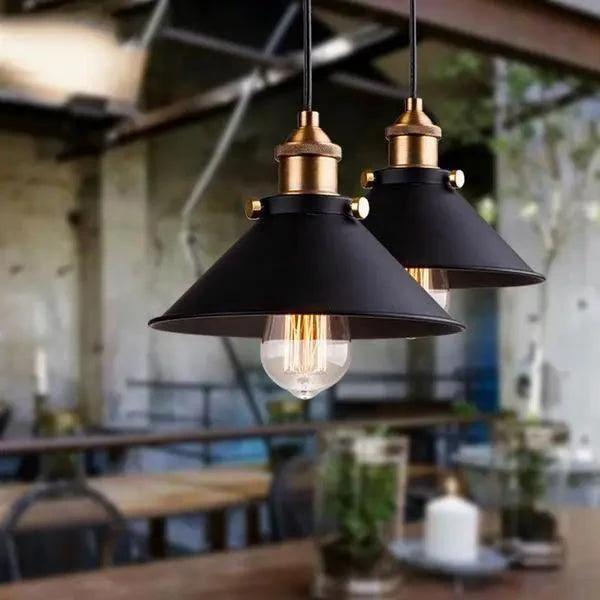 Moderne Scandinavische Industriële Hanglamp – Zwart met Gouden Accenten | Sansoti