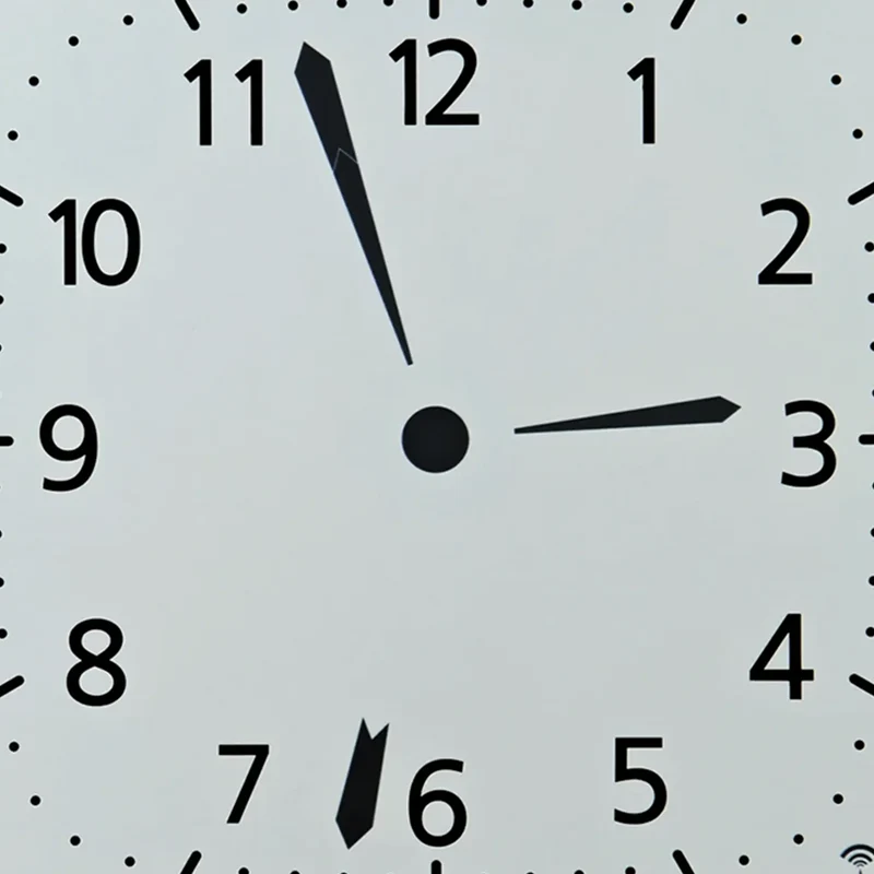 AMS Funk-Wanduhr F5896 Wanduhr Weiß • Analoge und digitale Anzeige • Auch als Wanduhr nutzbar