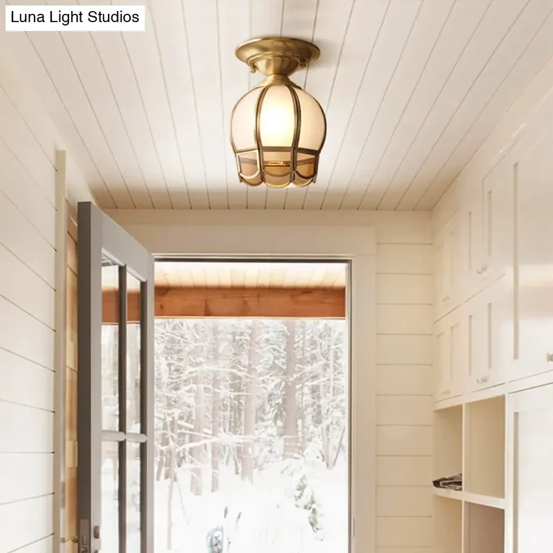 Minimalistisch Messing Plafondlamp met Geschulpte Metalen Kap – Compacte Halfsemi Plafondverlichting voor Hal en Slaapkamer | Sansoti