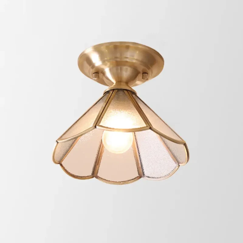 Minimalistisch Messing Plafondlamp met Geschulpte Metalen Kap – Compacte Halfsemi Plafondverlichting voor Hal en Slaapkamer | Sansoti