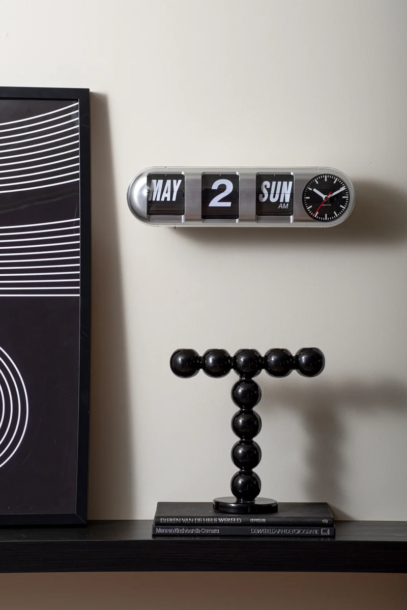 Karlsson Tube Flip KA6032SI Wanduhr Silber • Klappzahlen-Datumsanzeige • Retro-Design